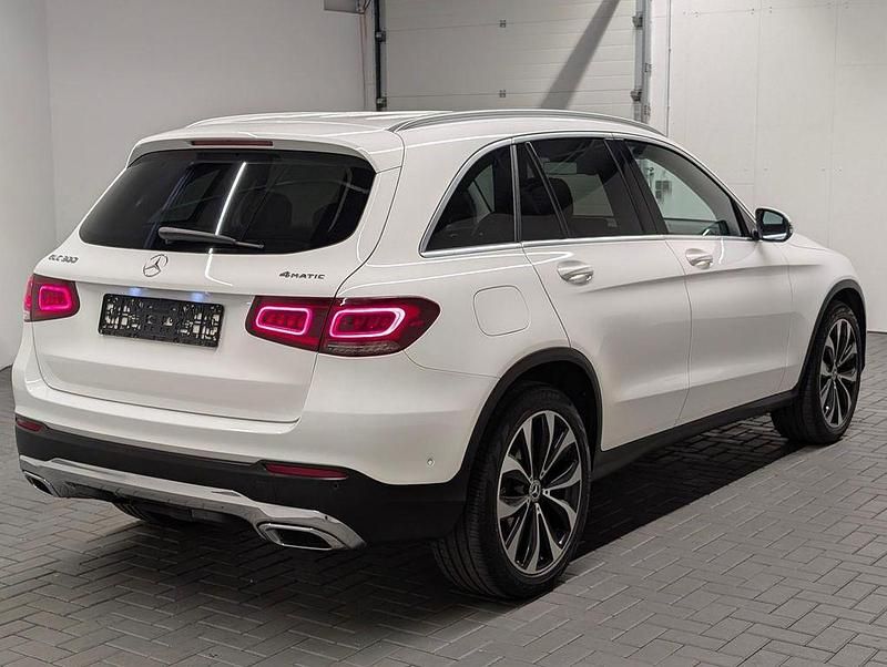 Gebraucht Mercedes GLC300 258 PS (189 kW) 2020 Polarweiss  uni SUV