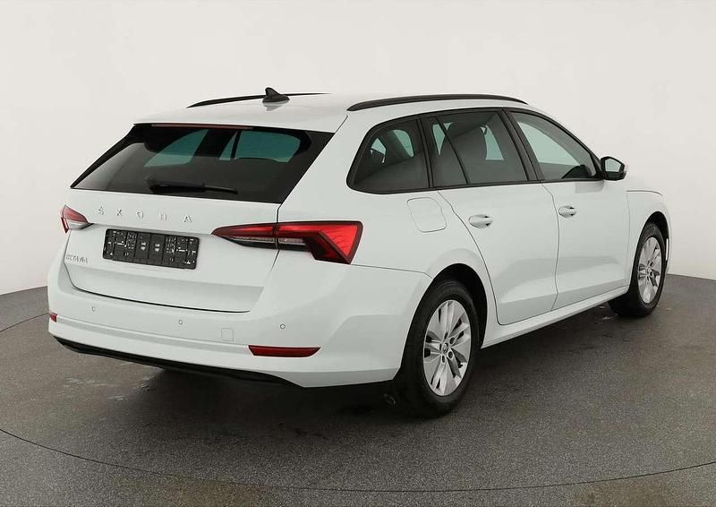 Moon weiß metallic Gebraucht 2024 Skoda Octavia Ambition Kombi | 30.419 € (Fairer Preis) - Bild 1/4