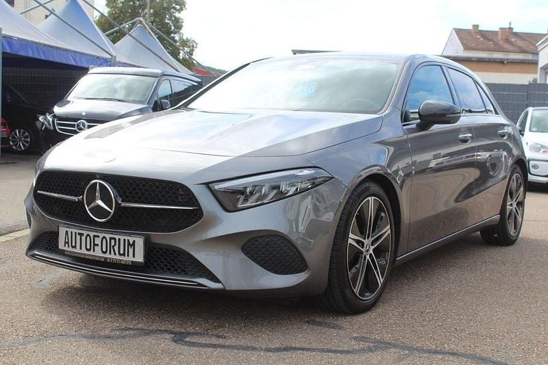 Grau Gebraucht 2023 Mercedes A200 Progressive Limousine | 25.489 € (Guter Preis) - Bild 1/4