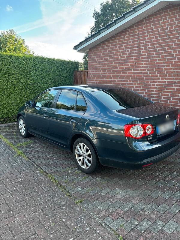 Gebraucht VW Jetta 140 PS (102 kW) 2010 Blau Limousine