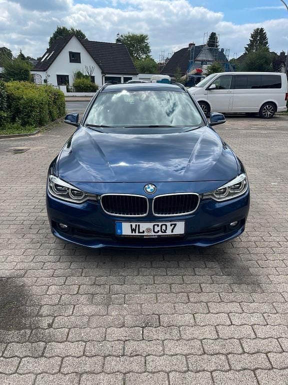 Blau Gebraucht 2017 BMW 318 Sport Line Kombi | 13.599 € (Fairer Preis) - Bild 1/4