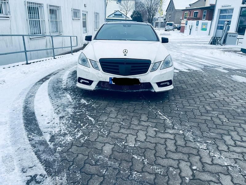 Weiß Gebraucht 2009 Mercedes E350 AMG Limousine | 9.600 € (Fairer Preis) - Bild 1/4