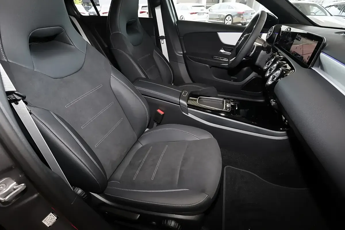 Gebraucht Mercedes A200 AMG 163 PS (119 kW) 2026 Mountain grau metallic Limousine