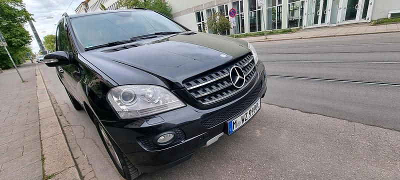 Schwarz Gebraucht 2007 Mercedes ML420 SUV | 7.800 € (Fairer Preis) - Bild 1/4