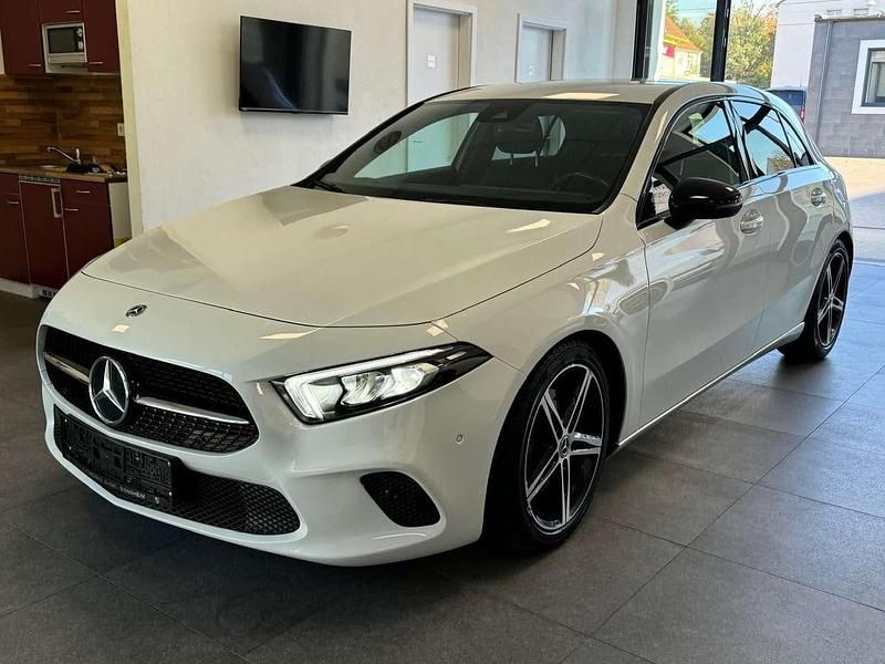 Digitalweiss metalliclack Gebraucht 2020 Mercedes A200 AMG Limousine | 12.950 € - Bild 1/4