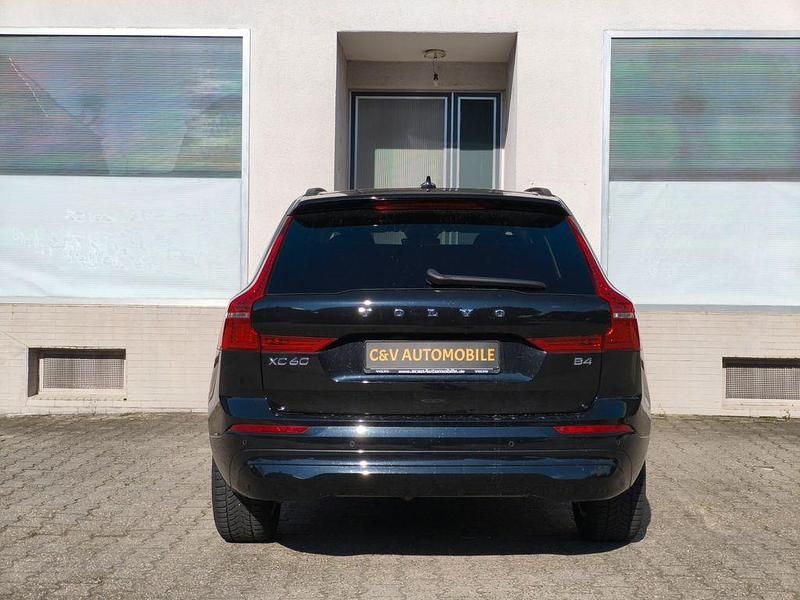 Używany Volvo XC60 Core 197 KM (144 kW) 2022 Czarny SUV