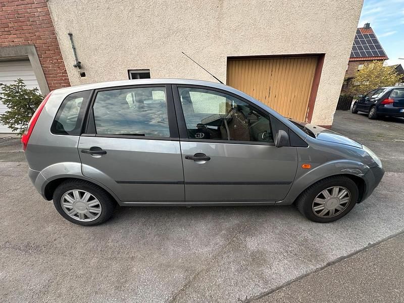 Usata Ford Fiesta 80 CV (58 kW) 2002 Grigio Utilitaria
