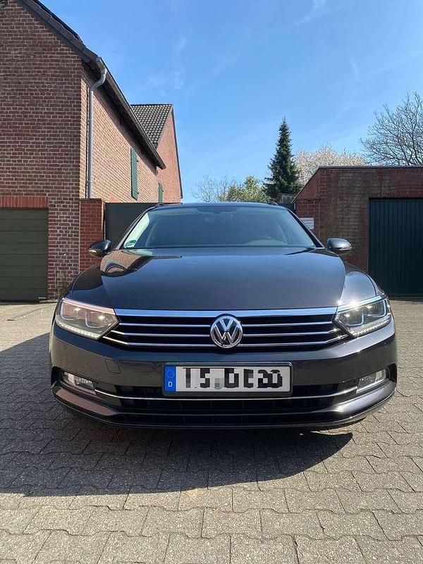 Grau Gebraucht 2018 VW Passat Comfortline Kombi | 17.999 € (Fairer Preis) - Bild 1/4