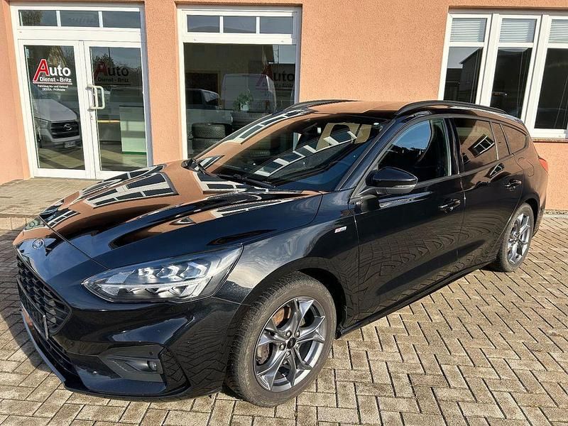 Schwarz Gebraucht 2022 Ford Focus ST-Line Limousine | 12.000 € (Etwas zu teuer) - Bild 1/4