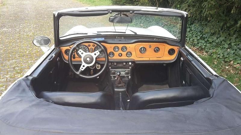 Weiß Gebraucht 1972 Triumph TR6 Cabrio | 25.700 € - Bild 1/4