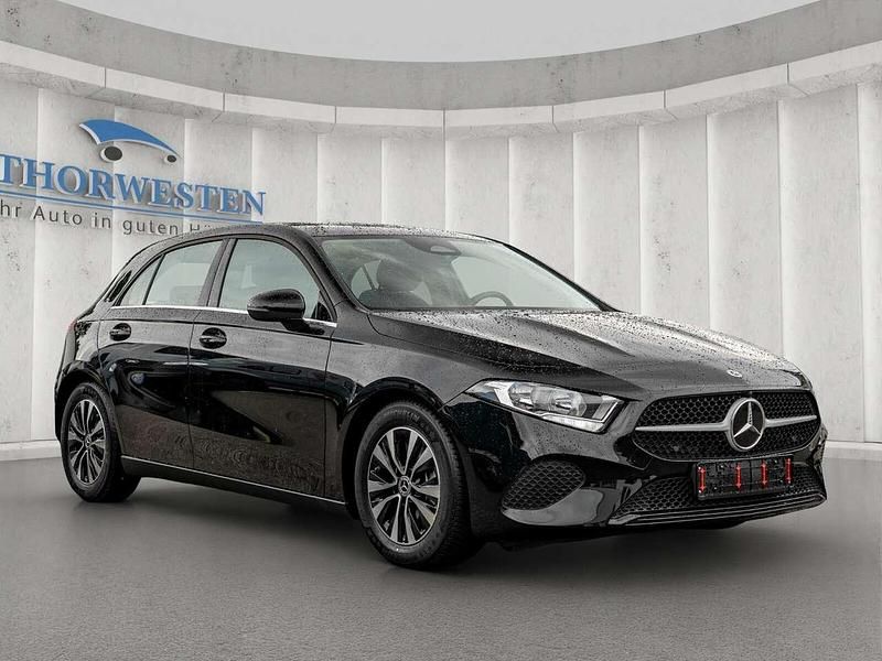 Gebraucht Mercedes A180 136 PS (100 kW) 2024 Unilack nachtschwarz Limousine