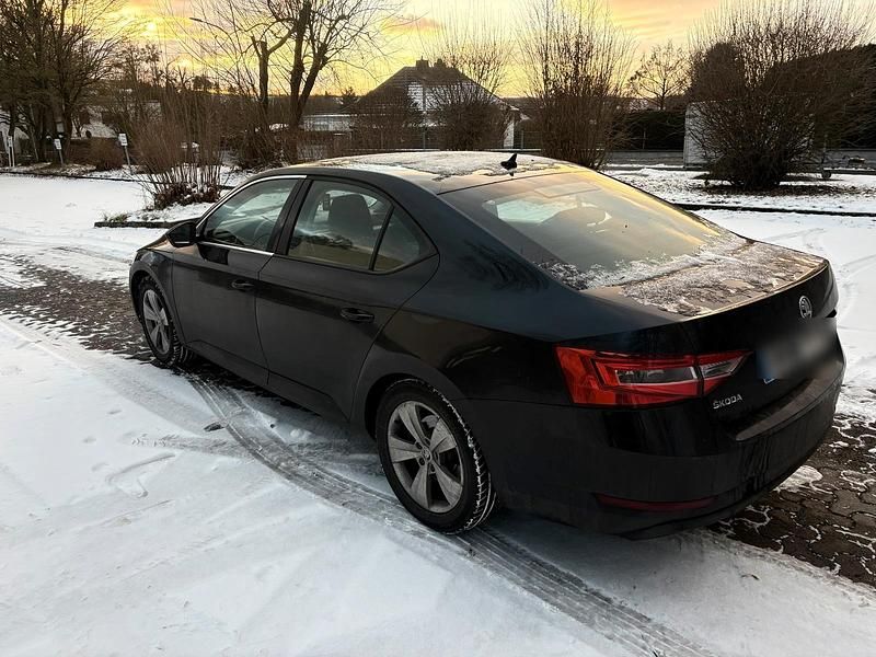 Schwarz Gebraucht 2018 Skoda Superb Limousine | 8.900 € - Bild 1/4