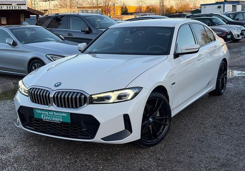 Weiß Gebraucht 2023 BMW 330e M Sport Limousine | 29.990 € (Superpreis) - Bild 1/4