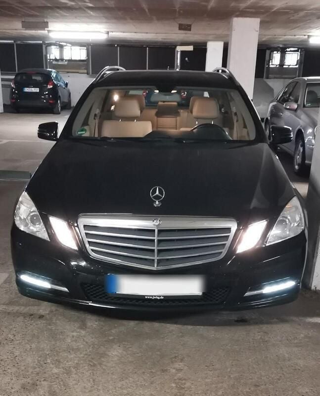 Schwarz Gebraucht 2012 Mercedes E250 Kombi | 9.800 € (Fairer Preis) - Bild 1/4