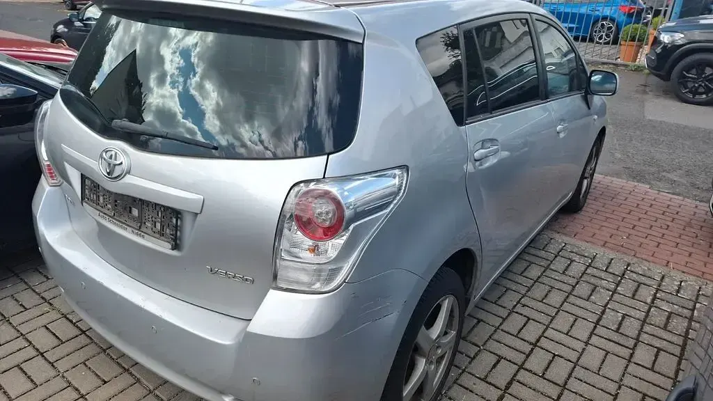 Gebraucht Toyota Verso Executive 150 PS (110 kW) 2009 Silber Van / Kleinbus