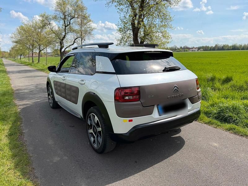 Używany Citroën C4 110 KM (80 kW) 2015 Biały Sedan/Limuzyna
