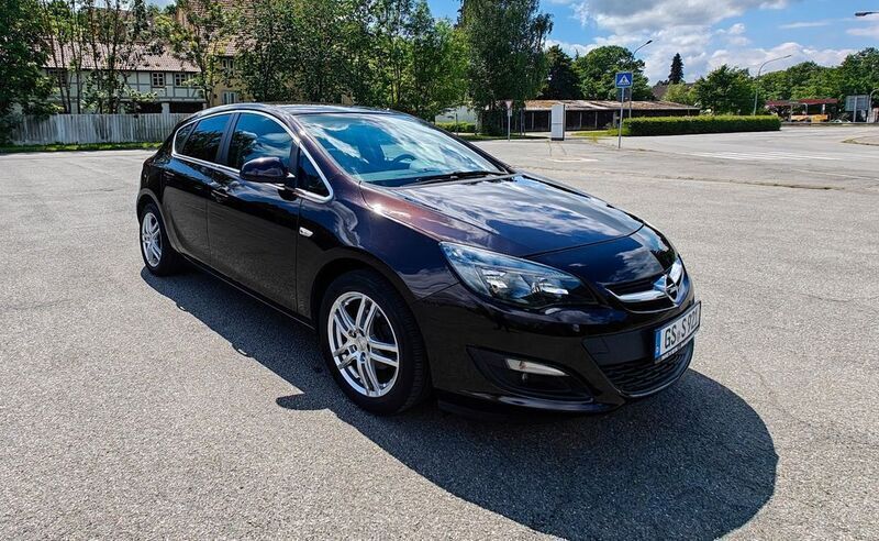Braun Gebraucht 2014 Opel Astra Edition Limousine | 7.999 € (Etwas zu teuer) - Bild 1/4