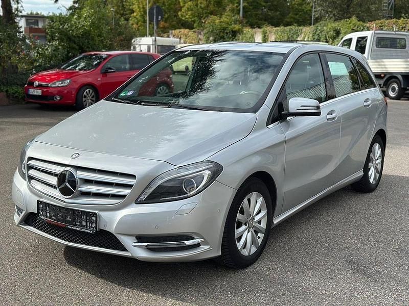 Silber Gebraucht 2013 Mercedes B200 Van / Kleinbus | 13.990 € (Fairer Preis) - Bild 1/4