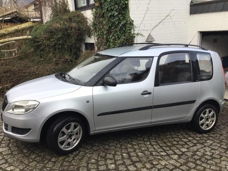 Silber Gebraucht 2011 Skoda Roomster Kombi | 3.950 € (Fairer Preis) - Bild 1/4