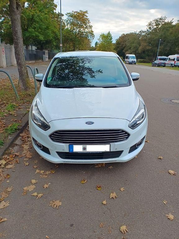 Gebraucht Ford S-MAX Titanium 179 PS (131 kW) 2017 Weiß Van / Kleinbus