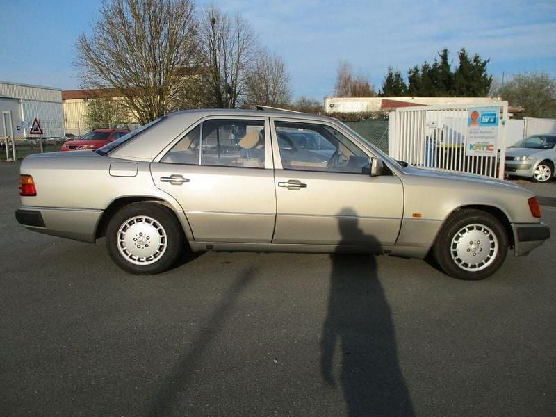 Gebraucht Mercedes E260 160 PS (117 kW) 1990 Silber Limousine