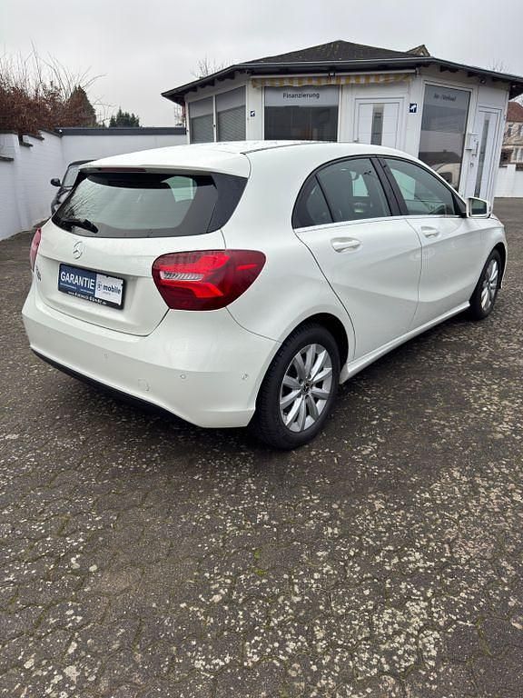 Gebraucht Mercedes A180 109 PS (80 kW) 2017 Weiß Limousine