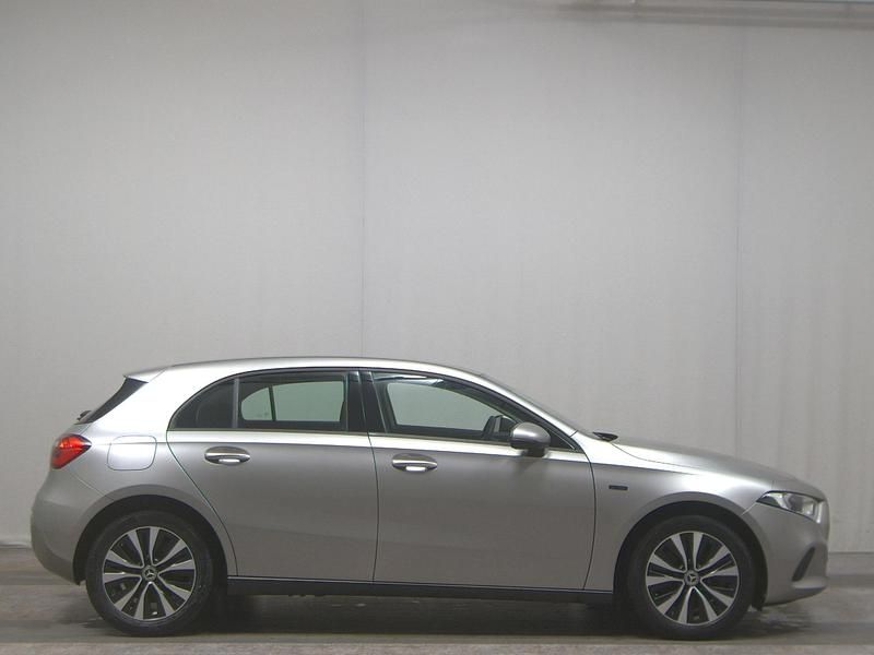 Grau Gebraucht 2020 Mercedes A250 Limousine | 18.980 € (Superpreis) - Bild 1/4