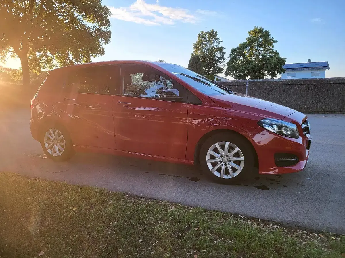 Gebraucht Mercedes B180 Urban 109 PS (80 kW) 2015 Rot Kleinwagen
