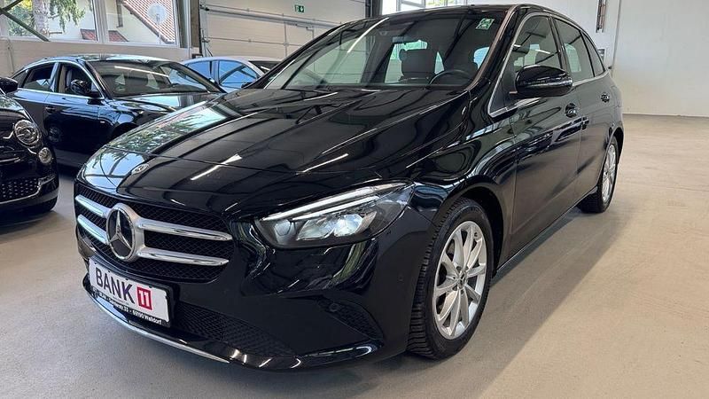 Schwarz Gebraucht 2021 Mercedes B200 Van / Kleinbus | 22.990 € (Guter Preis) - Bild 1/4