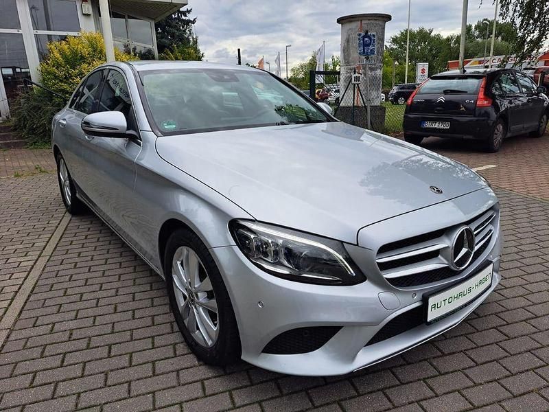 Iridiumsilbermetalliclack Gebraucht 2019 Mercedes C180 Avantgarde Limousine | 24.400 € (Fairer Preis) - Bild 1/4