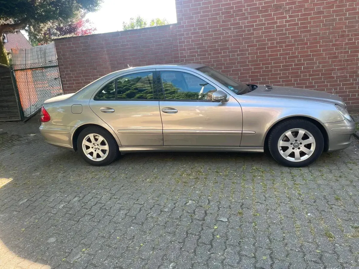 Second-hand Mercedes E280 190 CP (139 kW) 2006 Maro Berlinǎ
