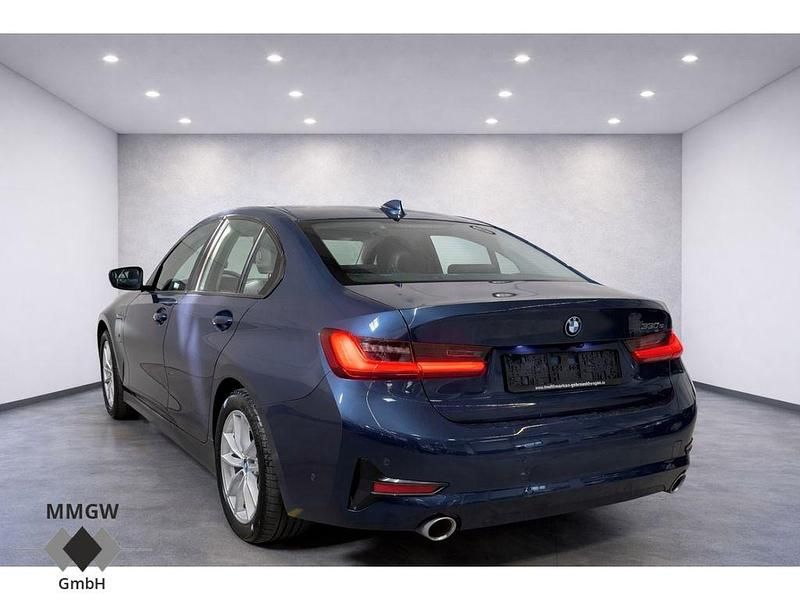 Gebraucht BMW 330e Advantage 252 PS (185 kW) 2021 Phytonicblau metallic Limousine