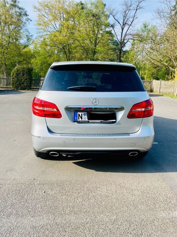 Silber Gebraucht 2014 Mercedes B180 Van / Kleinbus | 8.600 € (Guter Preis) - Bild 1/4