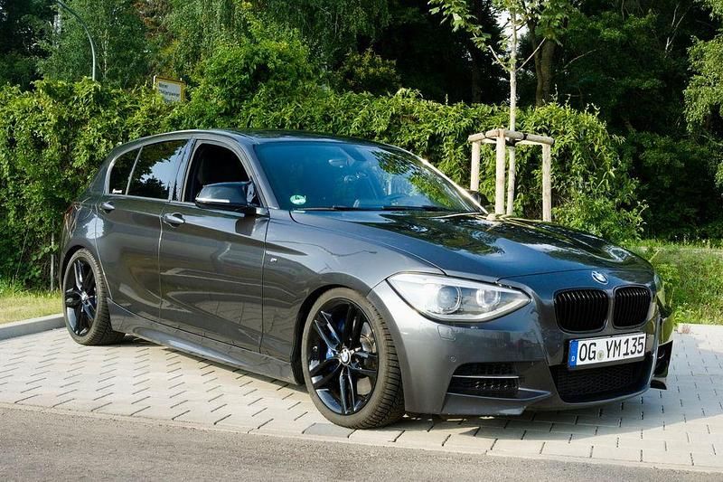 Grau Gebraucht 2014 BMW M135 M Performance Kleinwagen | 21.999 € (Fairer Preis) - Bild 1/4