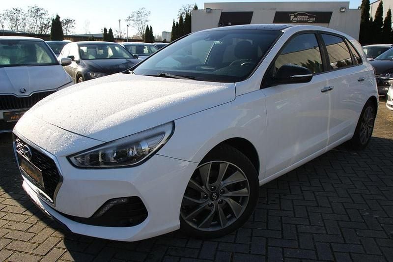 Weiß Gebraucht 2018 Hyundai i30 Style Limousine | 14.490 € (Fairer Preis) - Bild 1/4