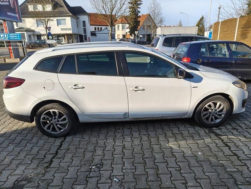 Gebraucht Renault Mégane III Life 116 PS (85 kW) 2016 Weiß Limousine