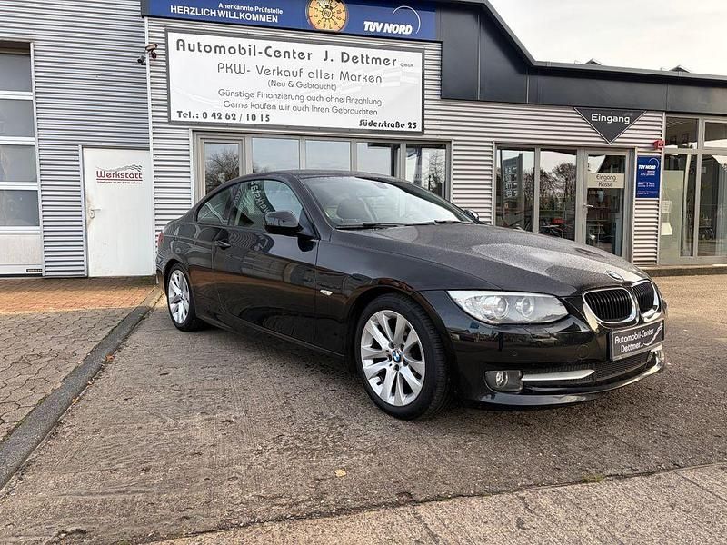 Schwarz Gebraucht 2010 BMW 320 Comfort Edition Coupé | 8.480 € (Etwas zu teuer) - Bild 1/4