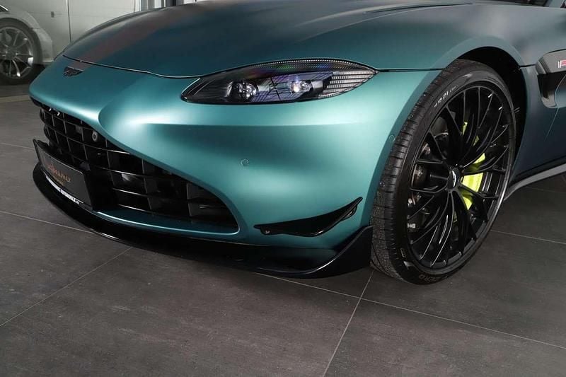 Gebraucht Aston Martin V8 Vantage 534 PS (392 kW) 2023 Satin am racing green Coupé