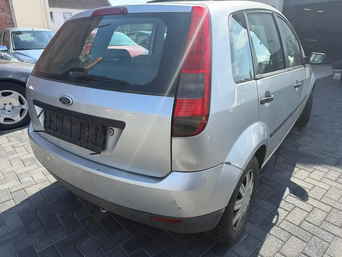 Gebraucht Ford Fiesta 60 PS (44 kW) 2004 Silber Kleinwagen