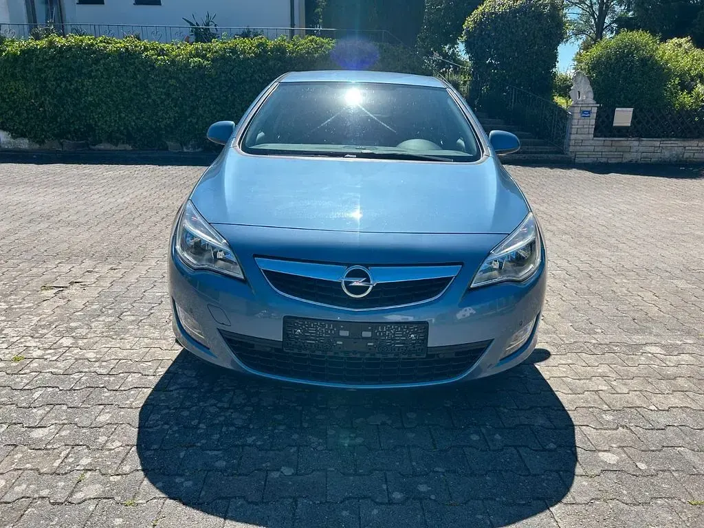 Używany Opel Astra Edition 110 KM (80 kW) 2011 Niebieski Sedan/Limuzyna