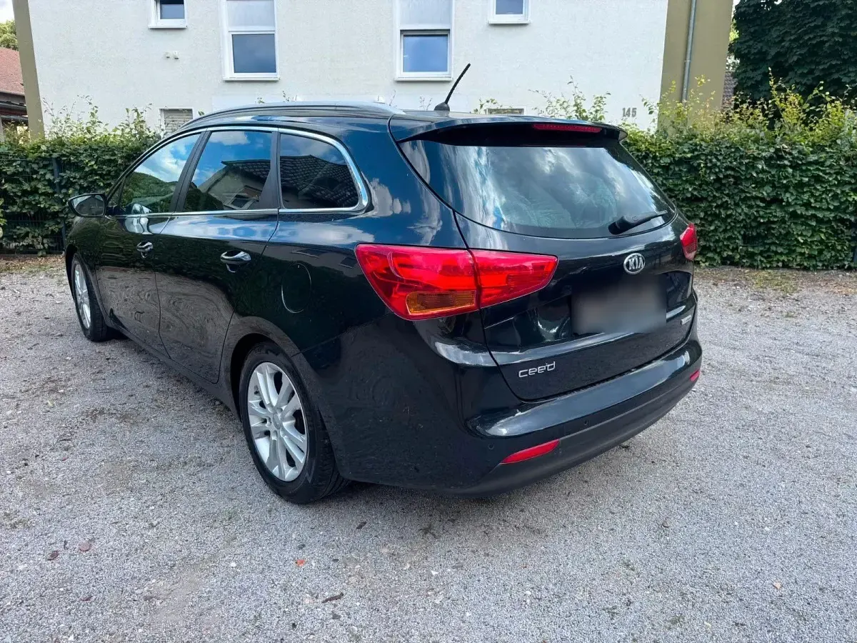 Gebraucht Kia Ceed DREAM-TEAM Edition 135 PS (99 kW) 2015 Schwarz Kleinwagen