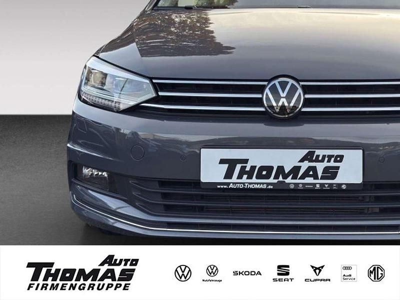 Delfingrau metallic Gebraucht 2024 VW Touran Highline Van / Kleinbus | 33.180 € (Guter Preis) - Bild 1/3
