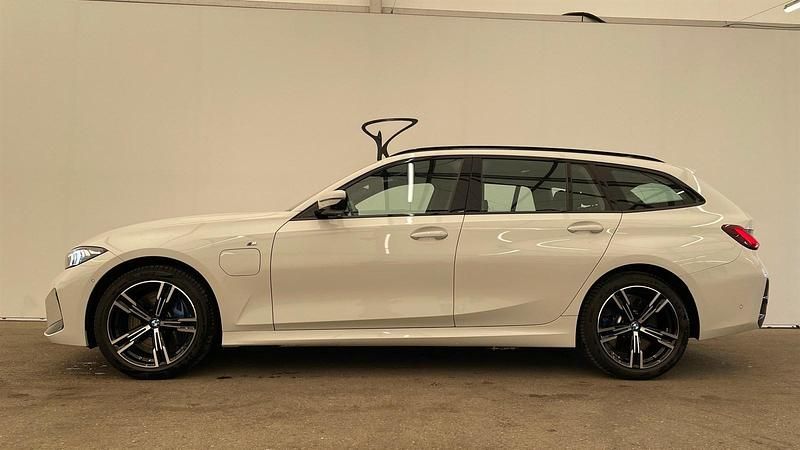 Gebraucht BMW 330e Comfort Edition 292 PS (214 kW) 2025 Alpinweiß uni Kombi