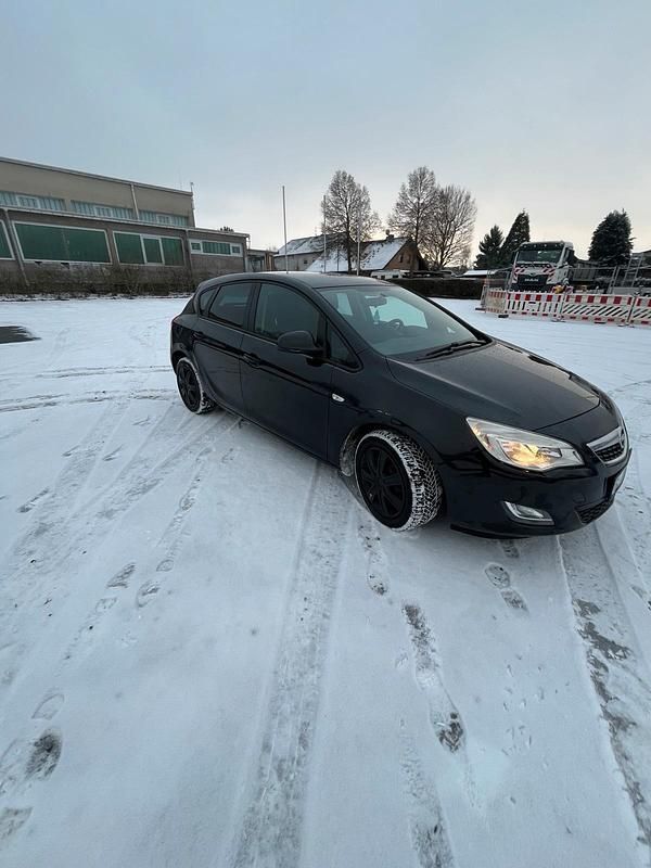 Gebraucht Opel Astra 101 PS (74 kW) 2011 Schwarz Kleinwagen
