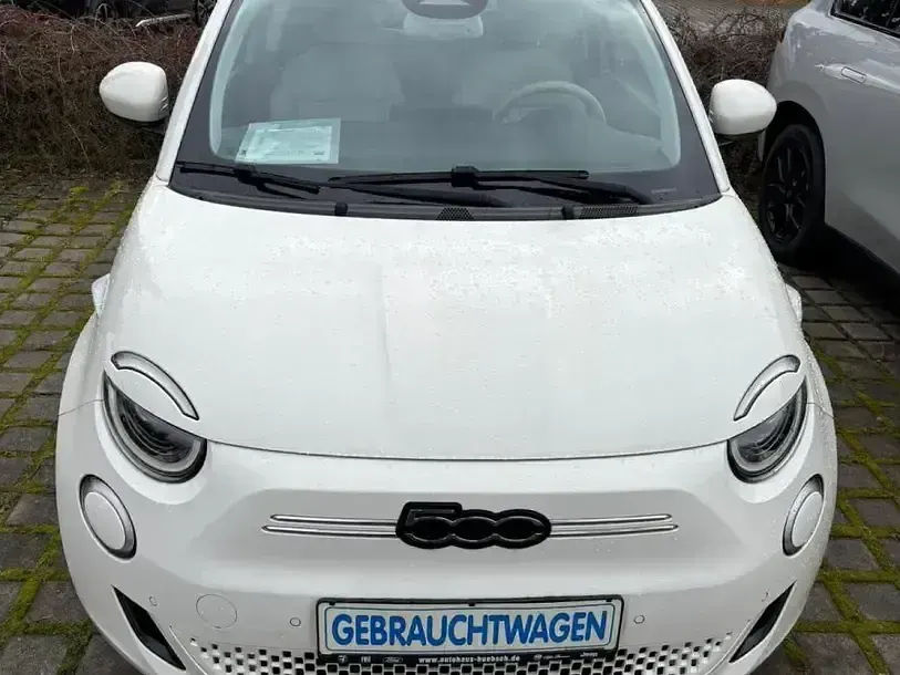 Gebraucht Fiat 500e La Prima 86 kW (118 PS) 2023 Colore esterno (arktis weiß) Kleinwagen