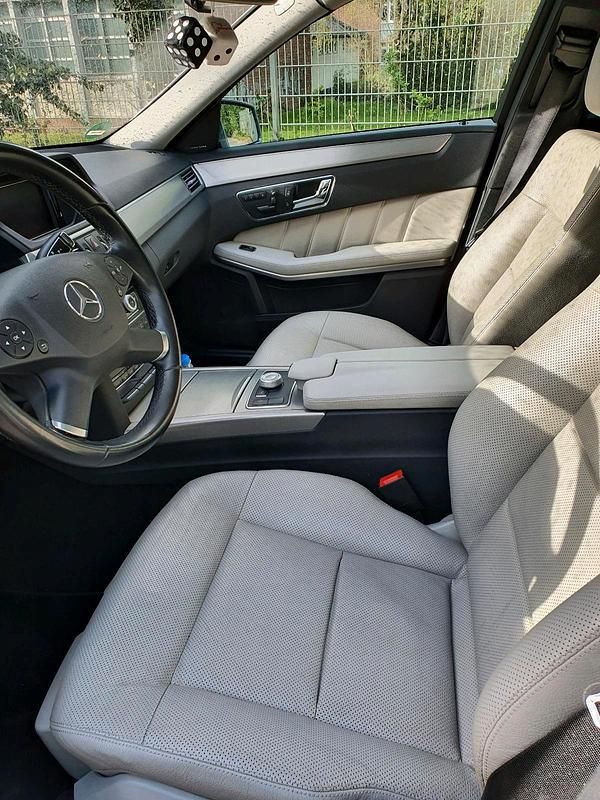 Grau Gebraucht 2011 Mercedes E250 Avantgarde Kombi | 9.998 € (Fairer Preis) - Bild 1/4
