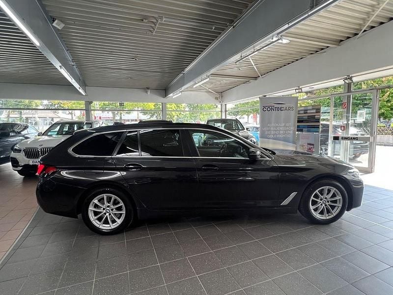 Sophistograu Gebraucht 2023 BMW 520 Sport Line Kombi | 35.700 € (Guter Preis) - Bild 1/4