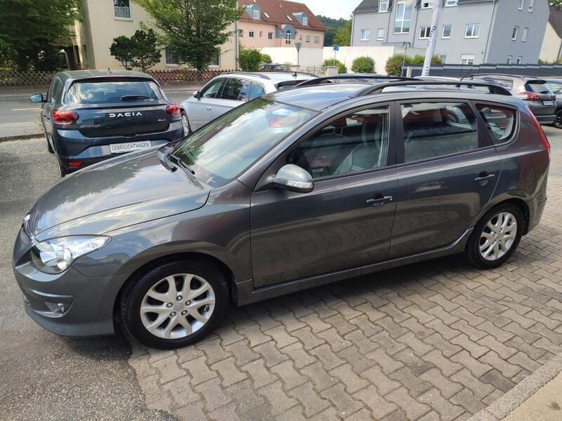 Grau Gebraucht 2011 Hyundai i30 Kombi | 5.490 € (Fairer Preis) - Bild 1/4