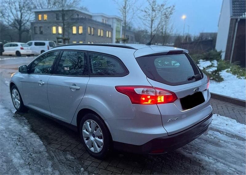 Silber Gebraucht 2014 Ford Focus Kombi | 3.949 € (Guter Preis) - Bild 1/4