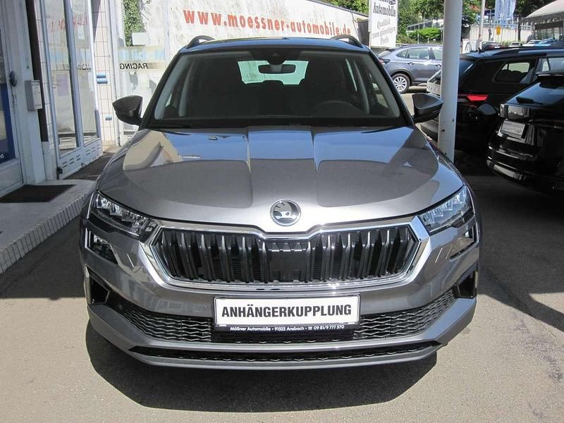 Graphitegraumetallic Neu 2025 Skoda Karoq Drive SUV | 33.888 € (Guter Preis) - Bild 1/2